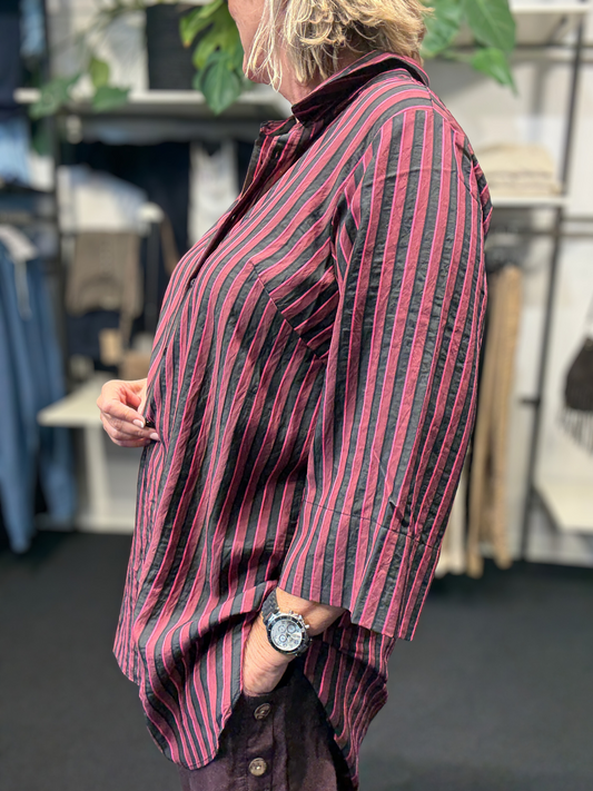 Smart plus size skjorte med striber. Den er gennemknappet, og kan bruges både åben og lukket. 