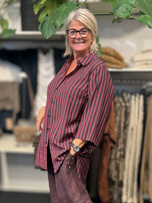 Smart plus size skjorte med striber. Den er gennemknappet, og kan bruges både åben og lukket. 