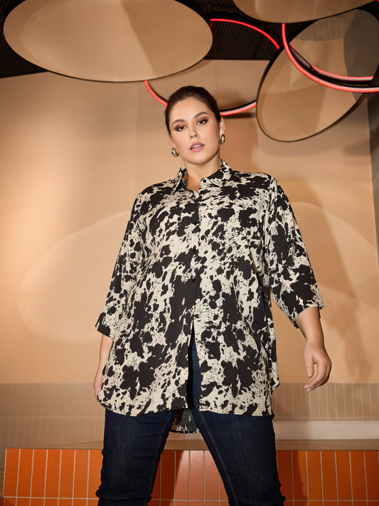 Plus size skjorte i et flot og anderledes print. Den er med 3/4 ærmer, krave og så er den gennemknappet og kan bruges både åben og lukket.