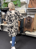 Smart plus size tunika i unikt print. Den er med lange ærmer, v-hals og så er der smock-detalje ved ærmets afslutning. Fra str. 42 til og med str. 58.