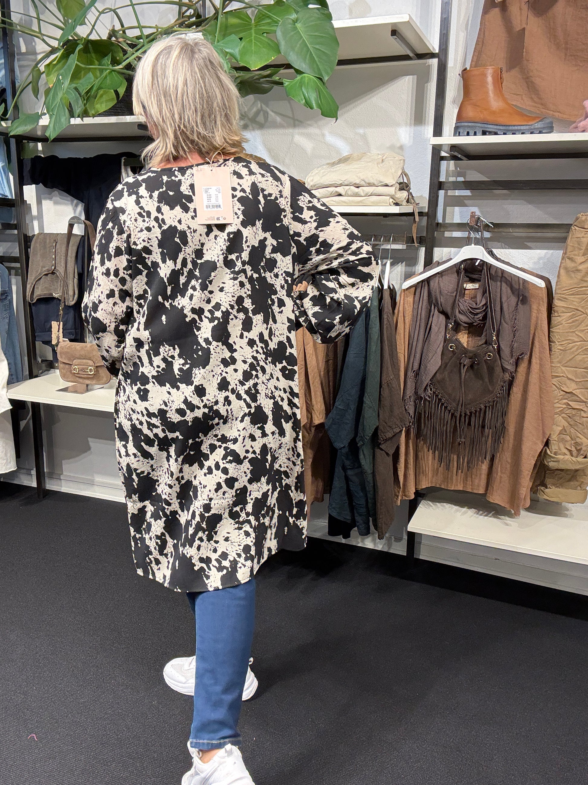 Smart plus size tunika i unikt print. Den er med lange ærmer, v-hals og så er der smock-detalje ved ærmets afslutning. Fra str. 42 til og med str. 58.