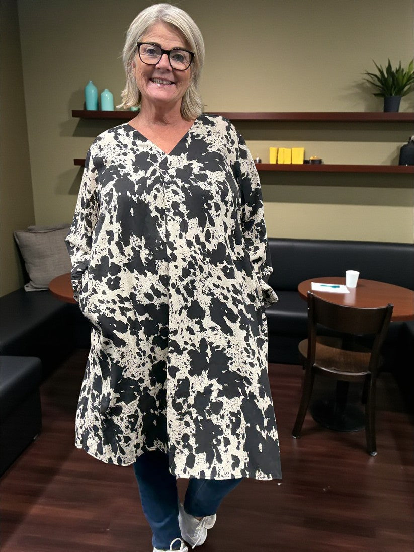 Smart plus size tunika i unikt print. Den er med lange ærmer, v-hals og så er der smock-detalje ved ærmets afslutning. Fra str. 42 til og med str. 58.