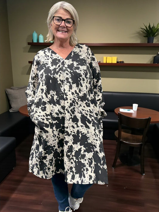 Smart plus size tunika i unikt print. Den er med lange ærmer, v-hals og så er der smock-detalje ved ærmets afslutning. Fra str. 42 til og med str. 58.