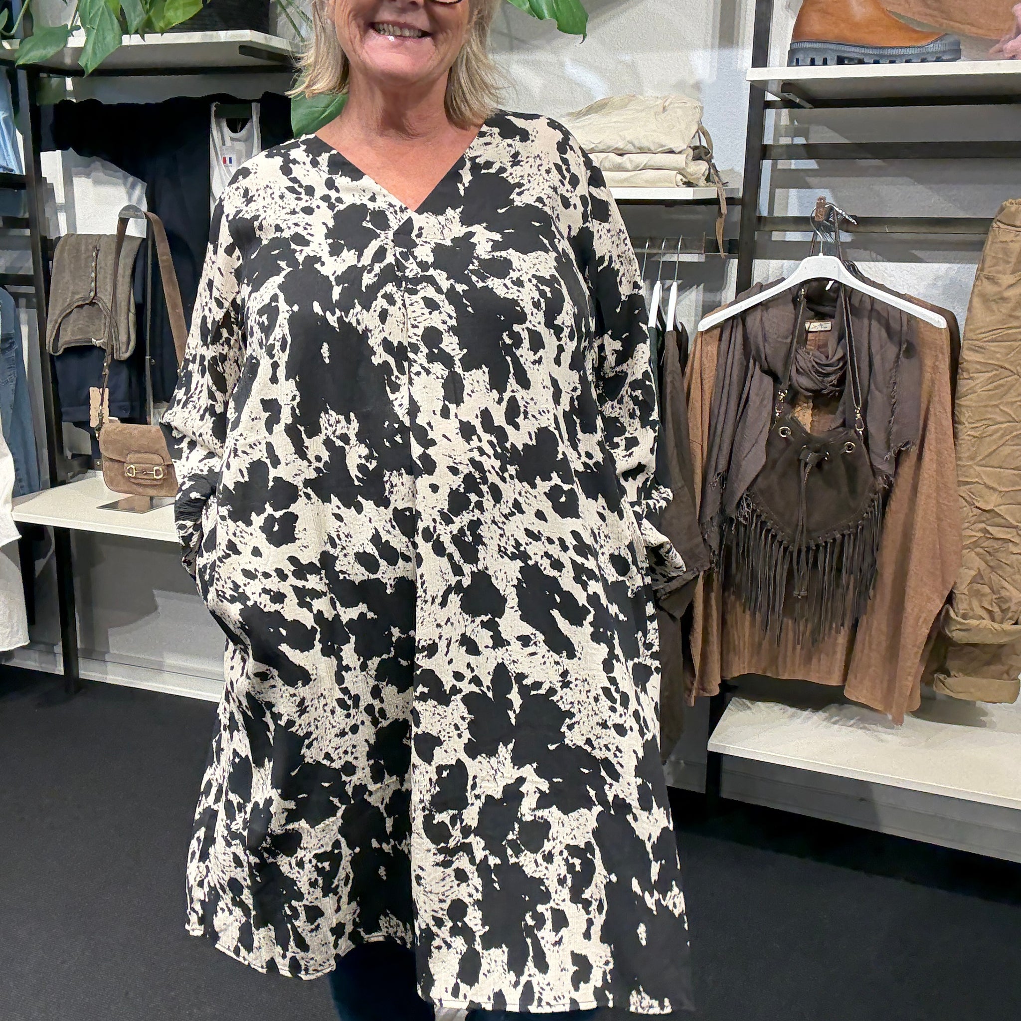 Smart plus size tunika i unikt print. Den er med lange ærmer, v-hals og så er der smock-detalje ved ærmets afslutning. Fra str. 42 til og med str. 58.