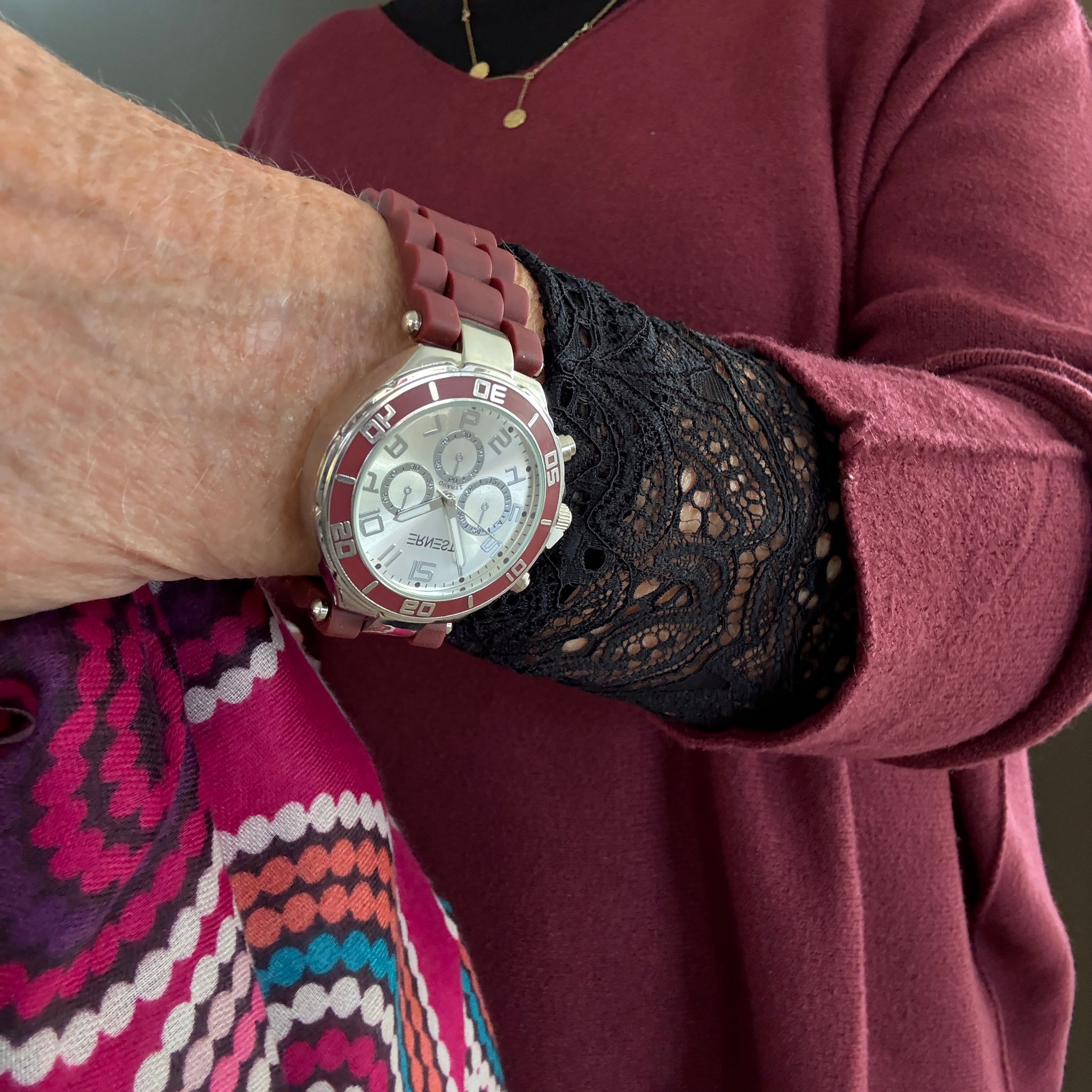 Nira ur er et vi har i mange farver smart lidt råt look med den store skive og den rå gummi rem.