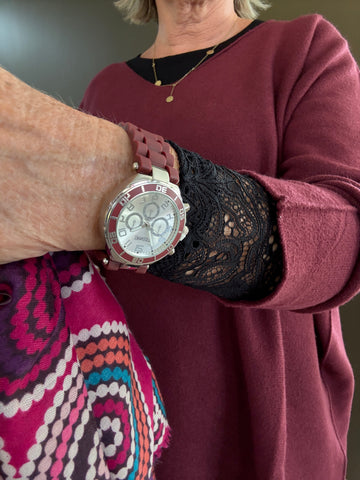 Nira ur er et vi har i mange farver smart lidt råt look med den store skive og den rå gummi rem.