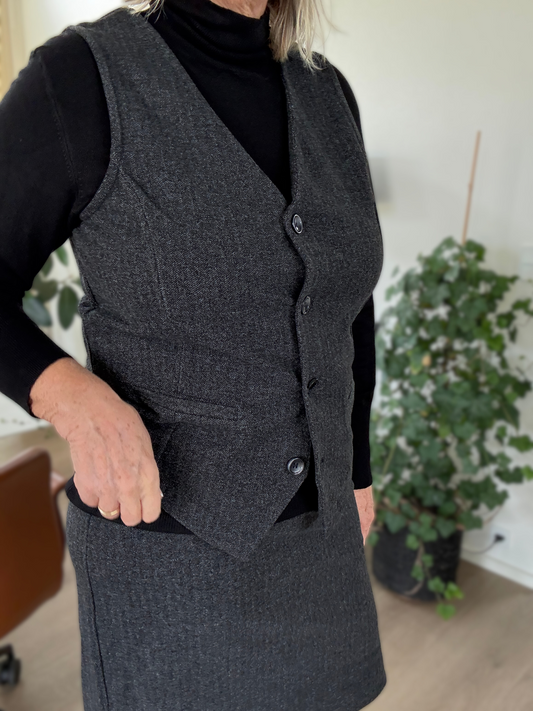 Gennemknappet plus size vest i en blød viskose kvalitet. Den er med snydelommer og har et rigtig flot snit.