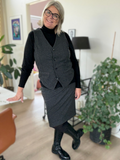 Gennemknappet plus size vest i en blød viskose kvalitet. Den er med snydelommer og har et rigtig flot snit.