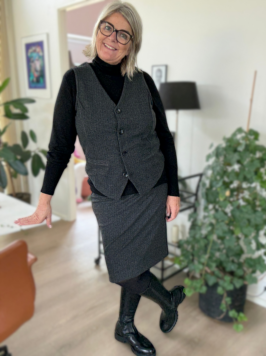 Gennemknappet plus size vest i en blød viskose kvalitet. Den er med snydelommer og har et rigtig flot snit.