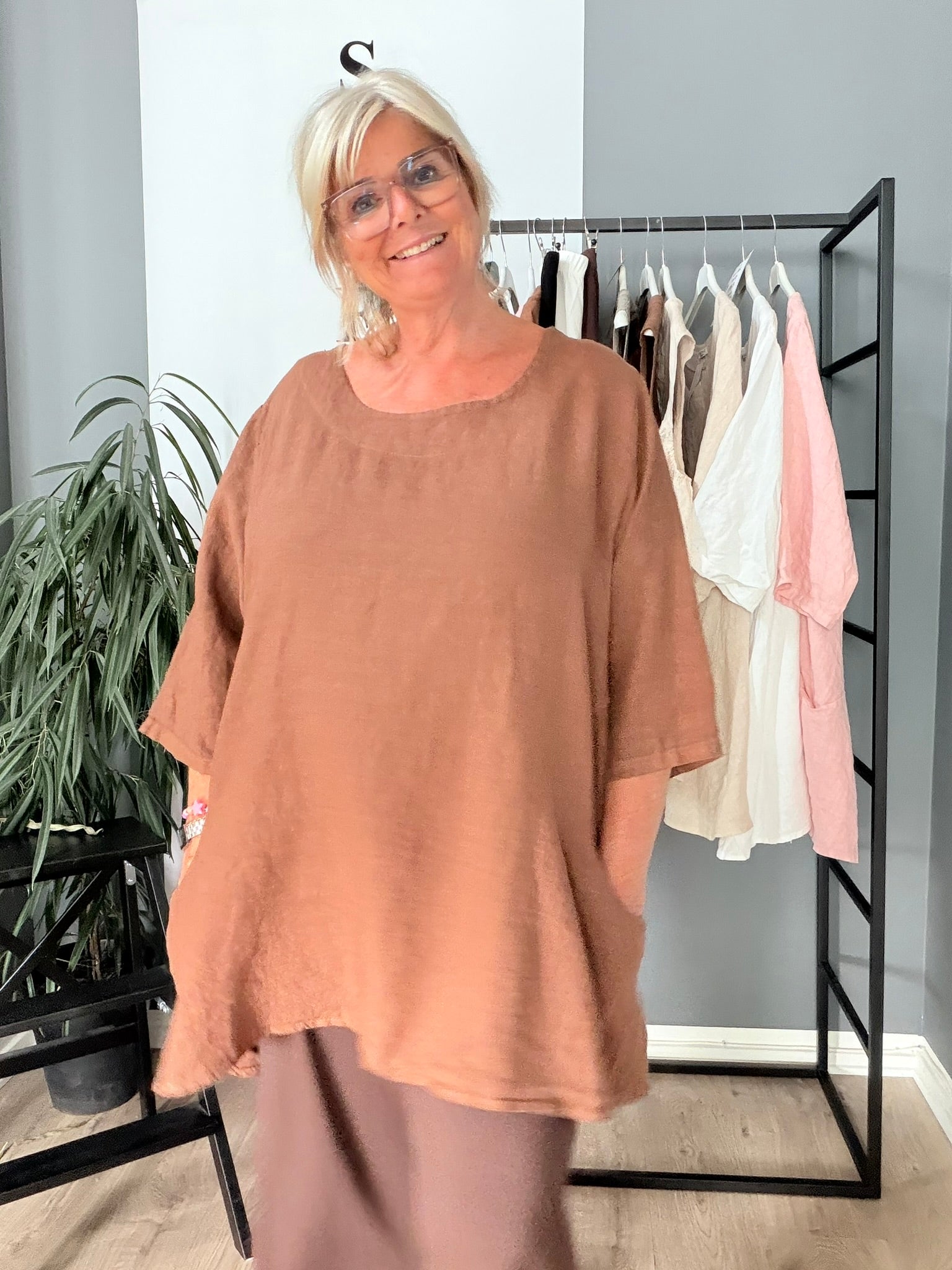 Nola tunikaen her i den flotte karamel. Den er i den flotte A-facon og i 100% hør.