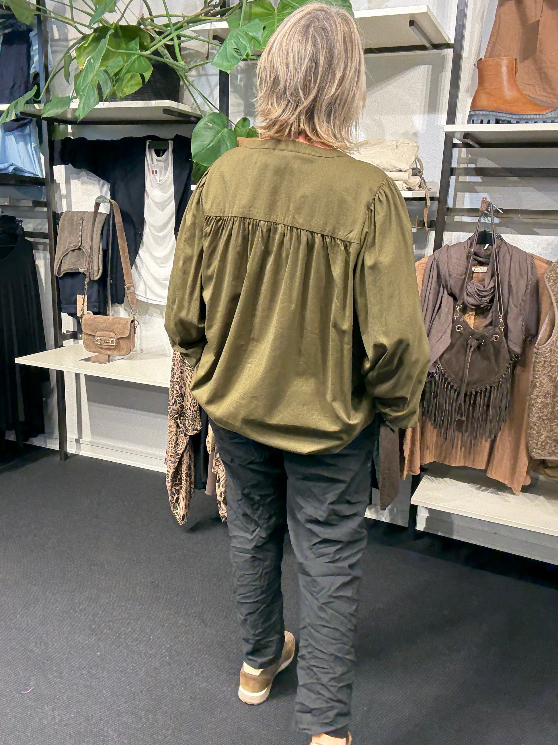 Plus size bluse som er gennemknappet og virkelig fin til både hverdag og fest. 