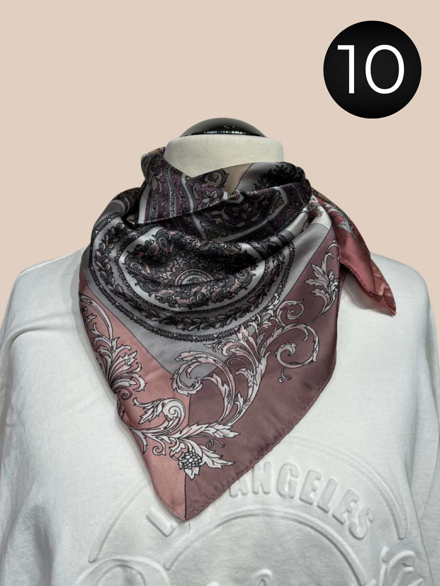 Polyester tørklæde som er perfekt til tilføje til dit sæt for at give lidt ekstra farve eller mønster. 