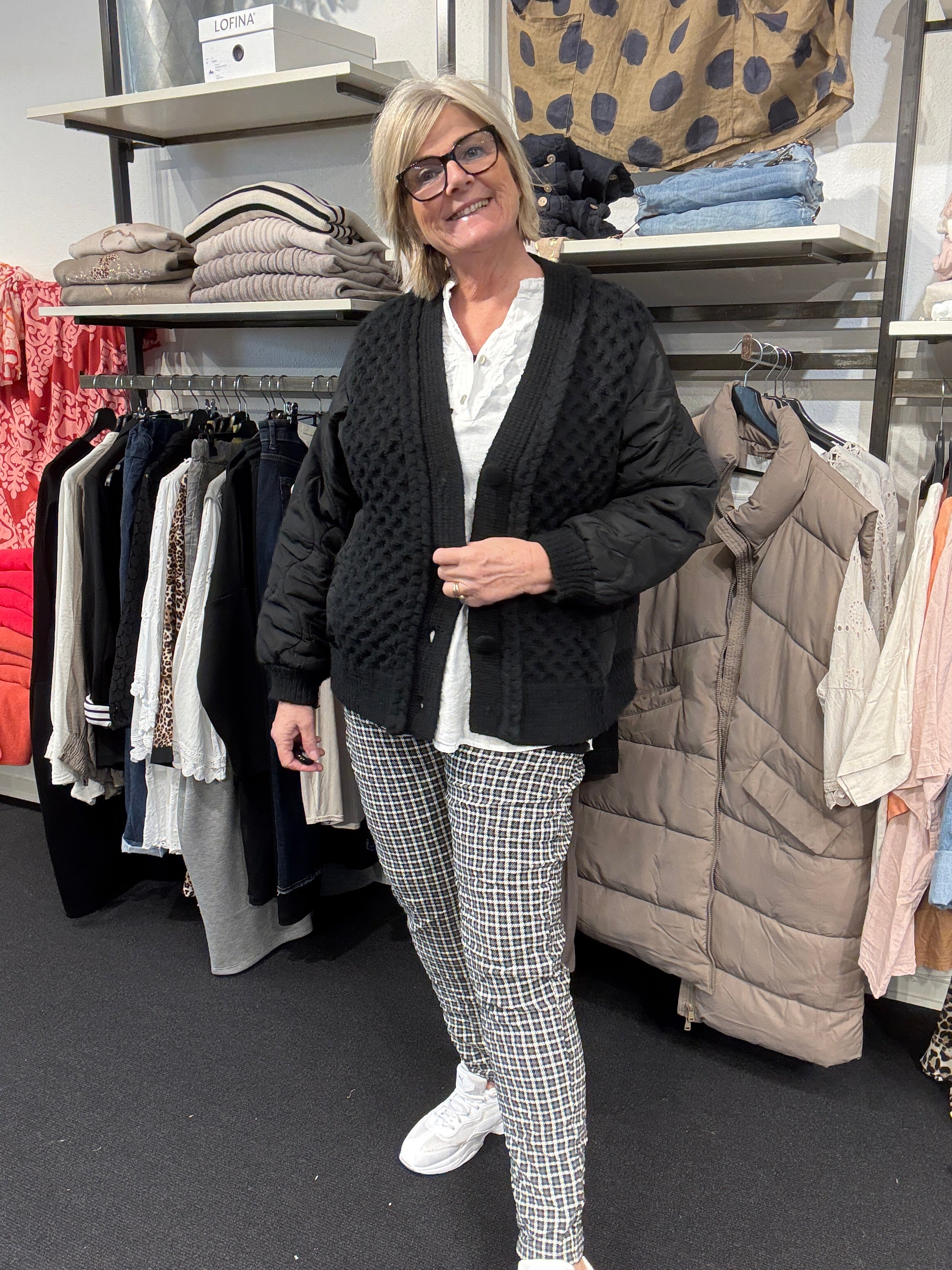 Plus size jakke som er quiltet med smuk strik struktur foran. Ærmets afslutning er ligeledes strik. Brug den både inde og ude.