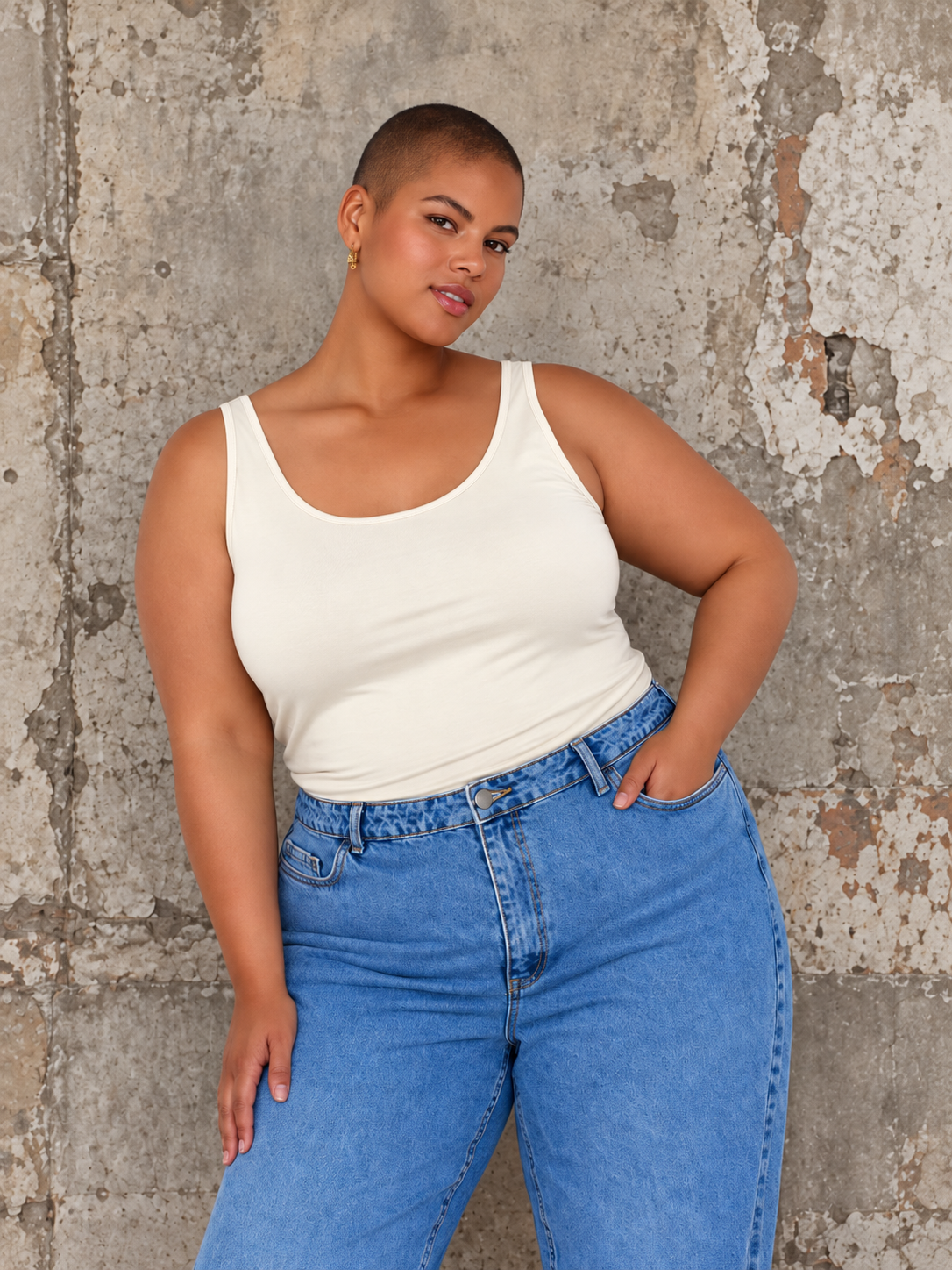 **SEO alt-tekst:**

Stella 6 plussize top fra Wasabi  ærmeløs model med rund hals og tætsiddende pasform, vist på curvy model. Billedet er AI-genereret.
