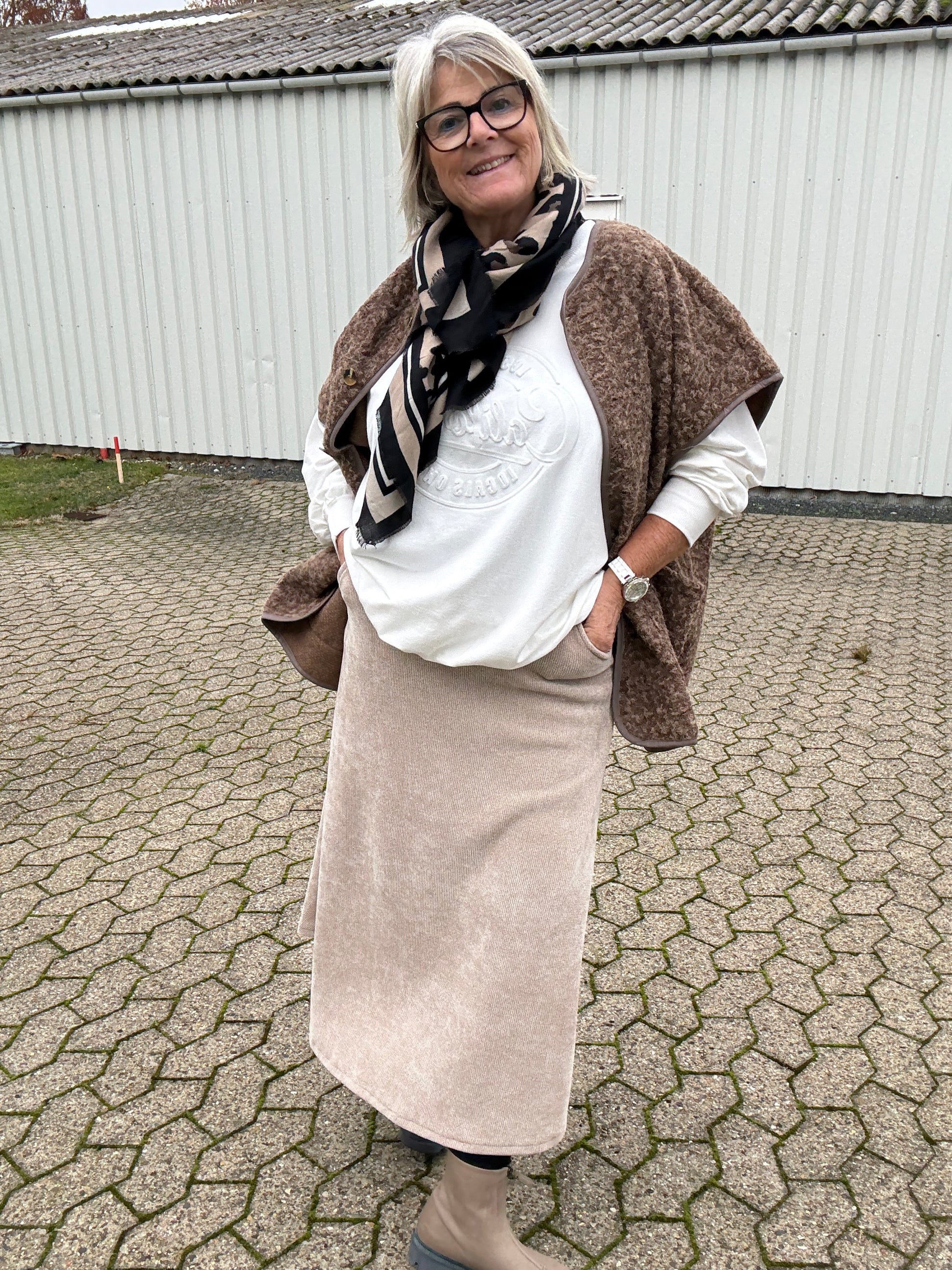 dejlig blød nederdel i maxi længde elastik i liv og 2 små lommer foran,brug den både til hverdag og fest.