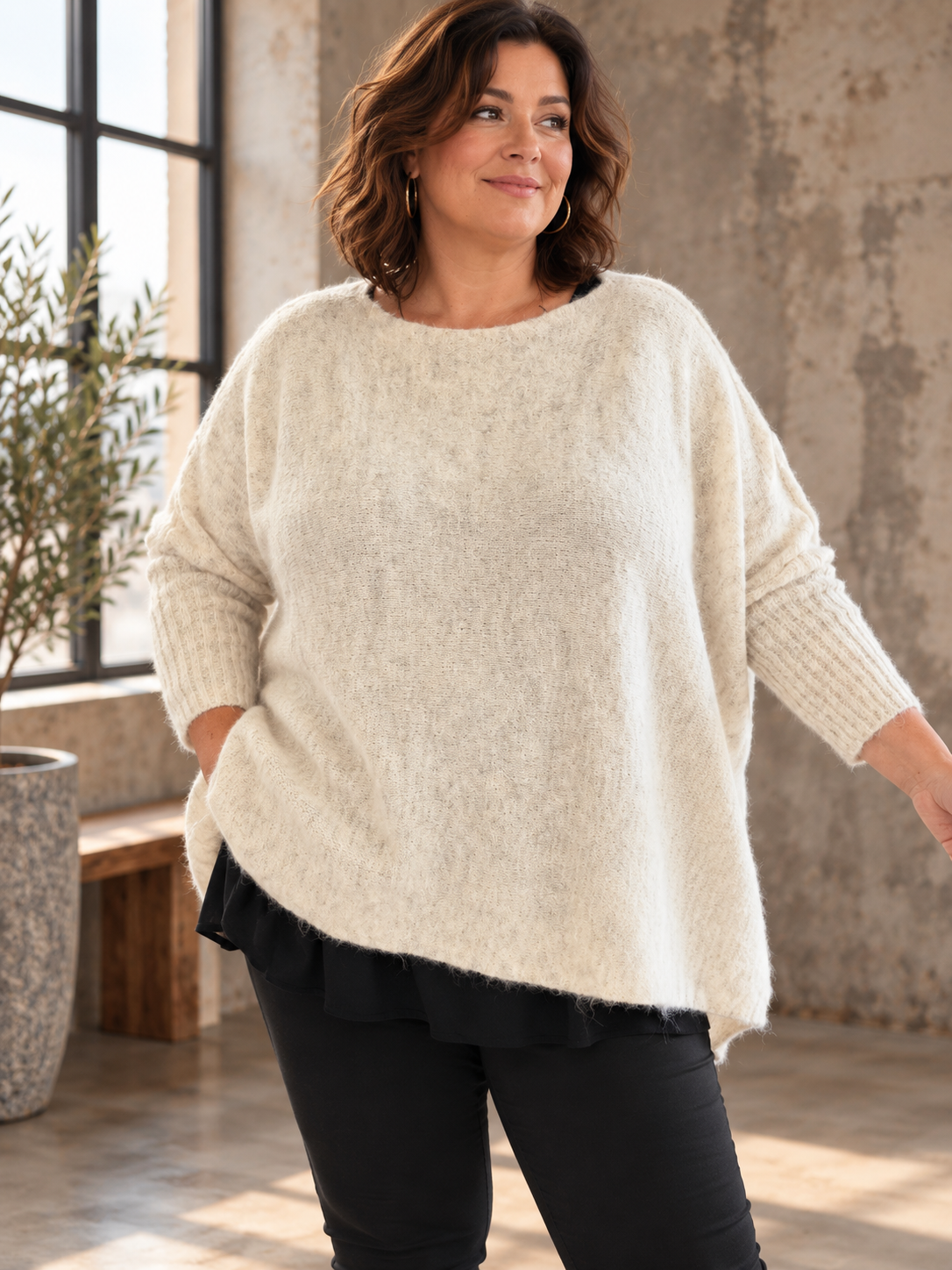 Alt-tekst: **Henry uldstrik i plus size med flagermusærmer, bådhals og lange ærmer med rib. Let og blød strik, fås i 5 flotte farver. Billedet er AI-genereret.**