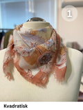 Olivia tørklædet i 100% polyester er en række tørklæder i forskellige designs. De er lavet til at tilføre en smule mere farve og spil til dine outfits.