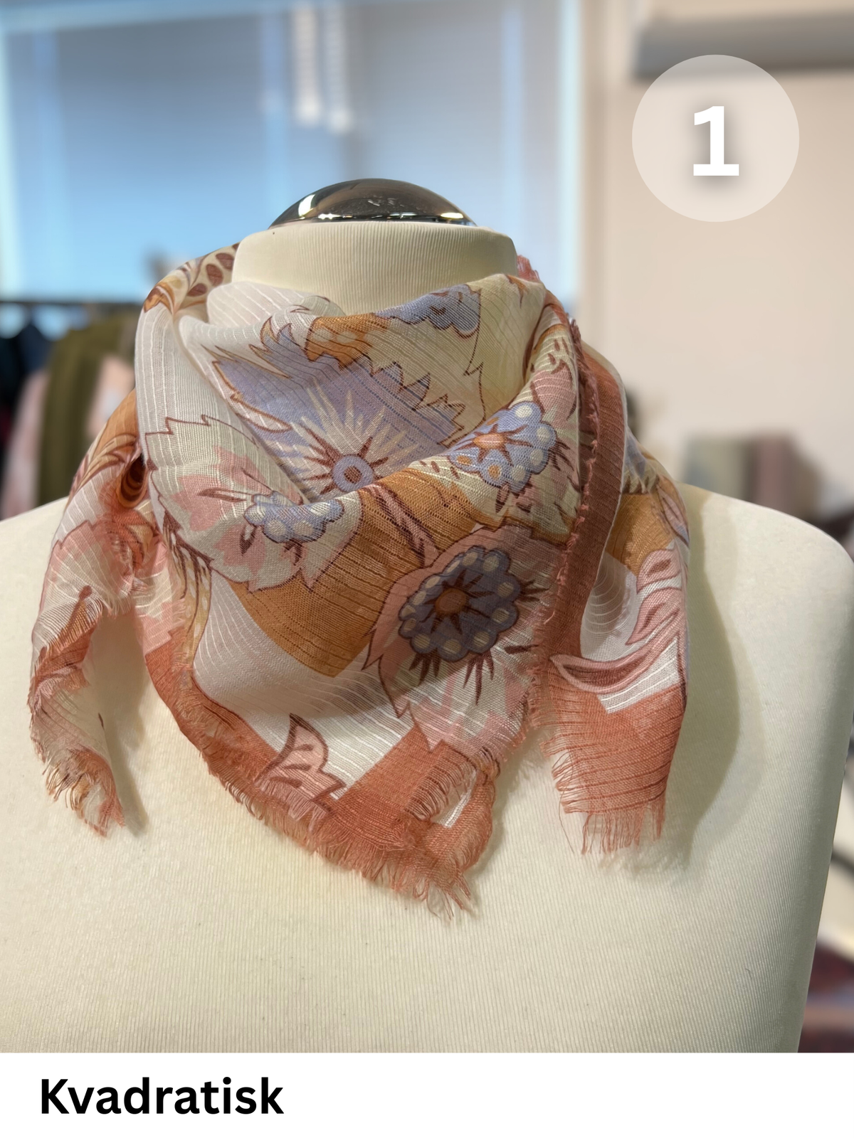 Olivia tørklædet i 100% polyester er en række tørklæder i forskellige designs. De er lavet til at tilføre en smule mere farve og spil til dine outfits.