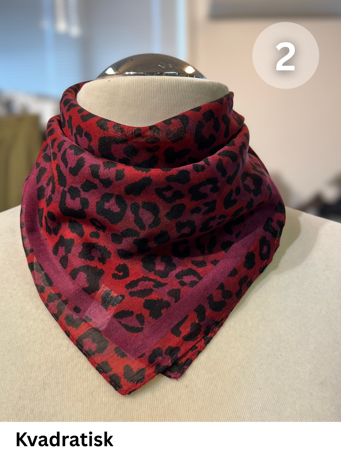 Olivia tørklædet i 100% polyester er en række tørklæder i forskellige designs. De er lavet til at tilføre en smule mere farve og spil til dine outfits.