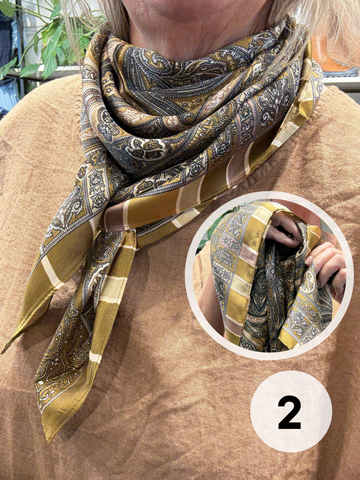 Polyester tørklæde som er perfekt til tilføje til dit sæt for at give lidt ekstra farve eller mønster. 