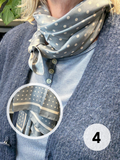 Polyester tørklæde som er perfekt til tilføje til dit sæt for at give lidt ekstra farve eller mønster. 