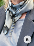 Polyester tørklæde som er perfekt til tilføje til dit sæt for at give lidt ekstra farve eller mønster. 