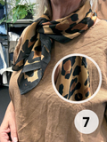 Polyester tørklæde som er perfekt til tilføje til dit sæt for at give lidt ekstra farve eller mønster. 
