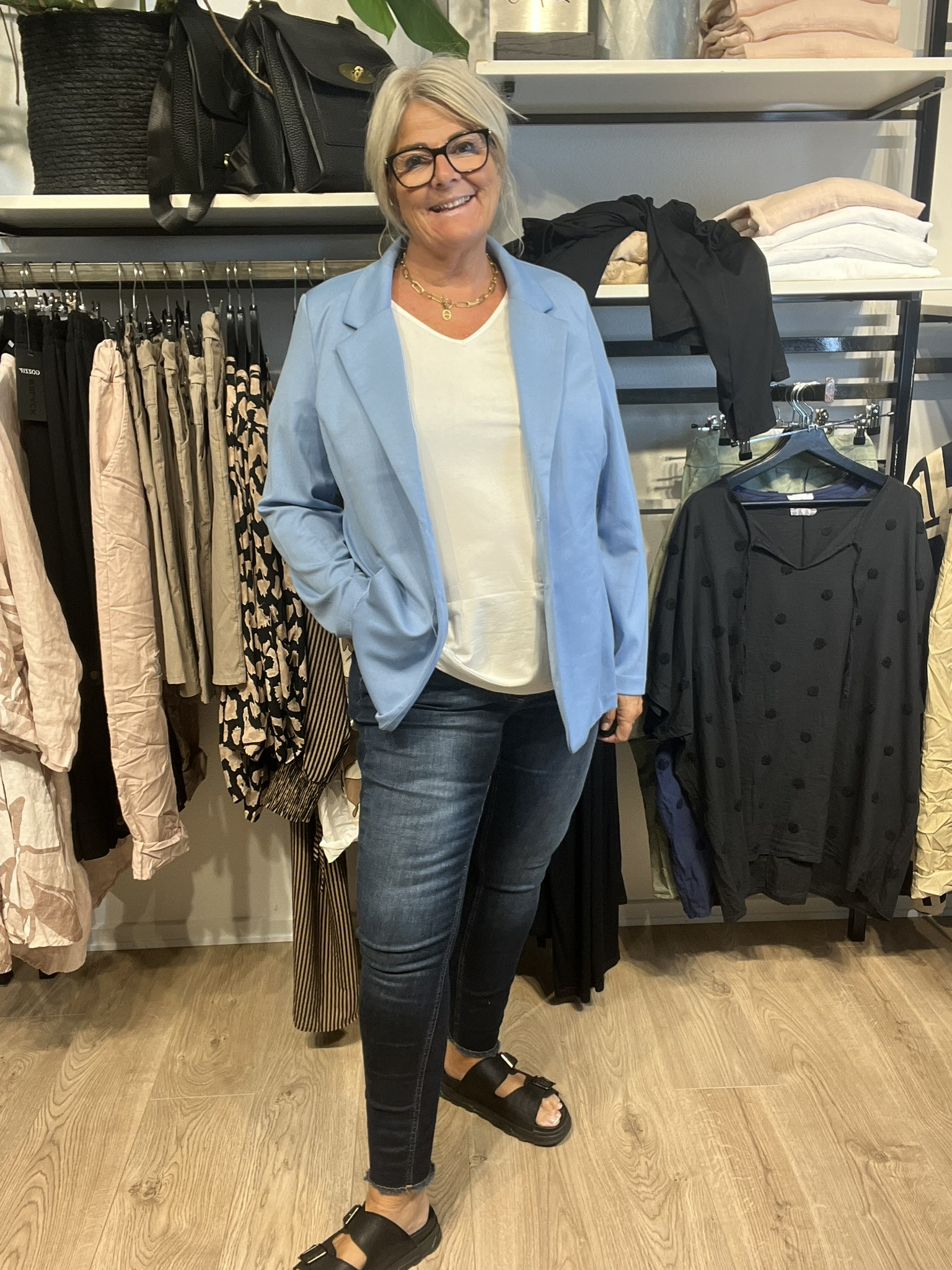 Carwilly fra Only Carmakoma er den perfekte plus size jeans, som er fantastisk året rundt. Den har fryns forneden, og så er den i den smukkeste blå denimfarve.