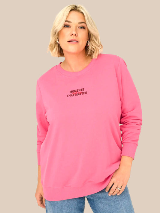 Only carmakoma sweatshirt plussize langt ærme rund i hals i 100 % bomuldmed tryk foran og bagpå blød dejlig overdel fra Sigensgaard.dk