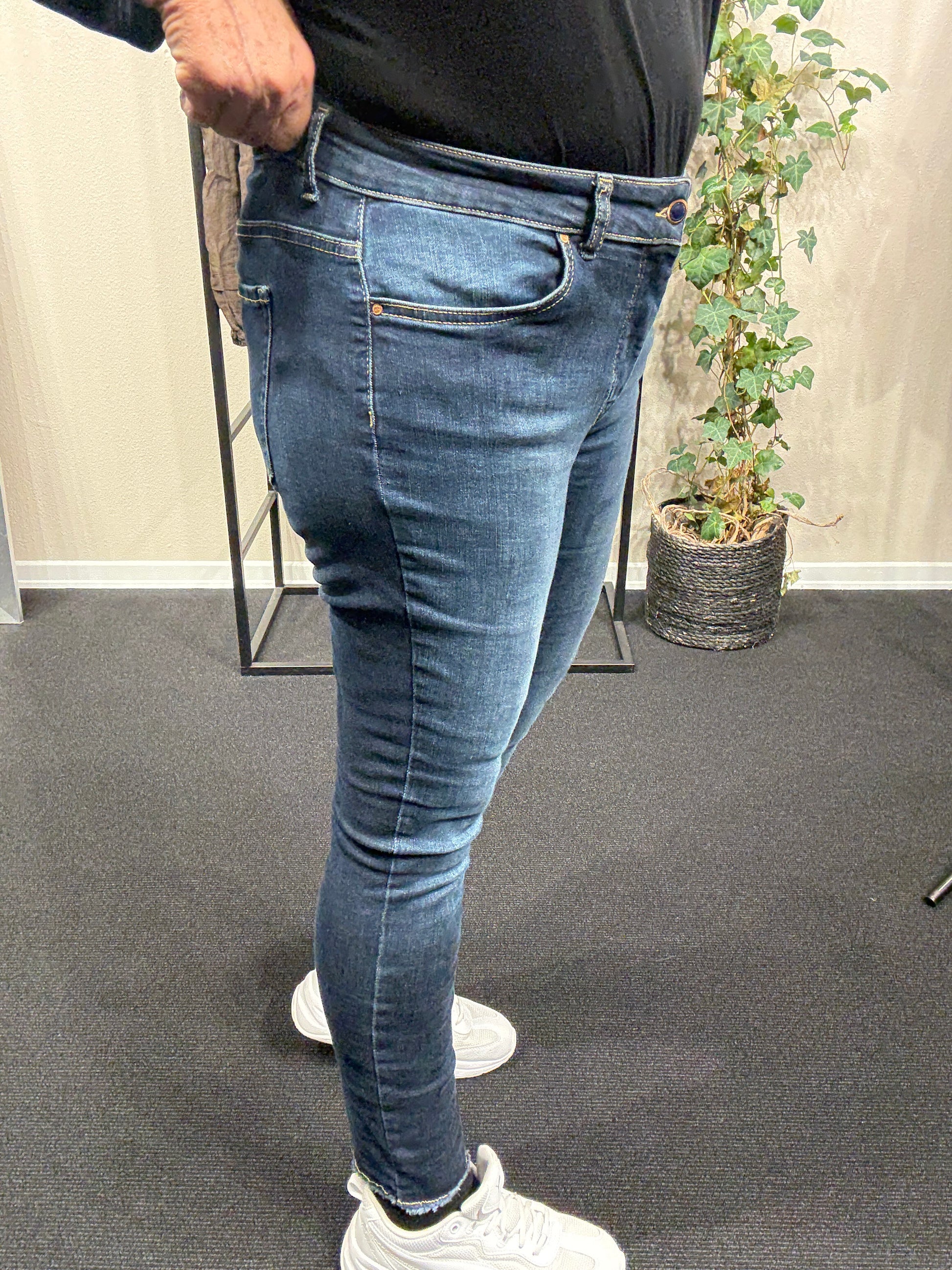 Stramme plussize jeans der er 7/8 del lang med fryns forneden skøn facon der er rummelig over mave og smal i ben.