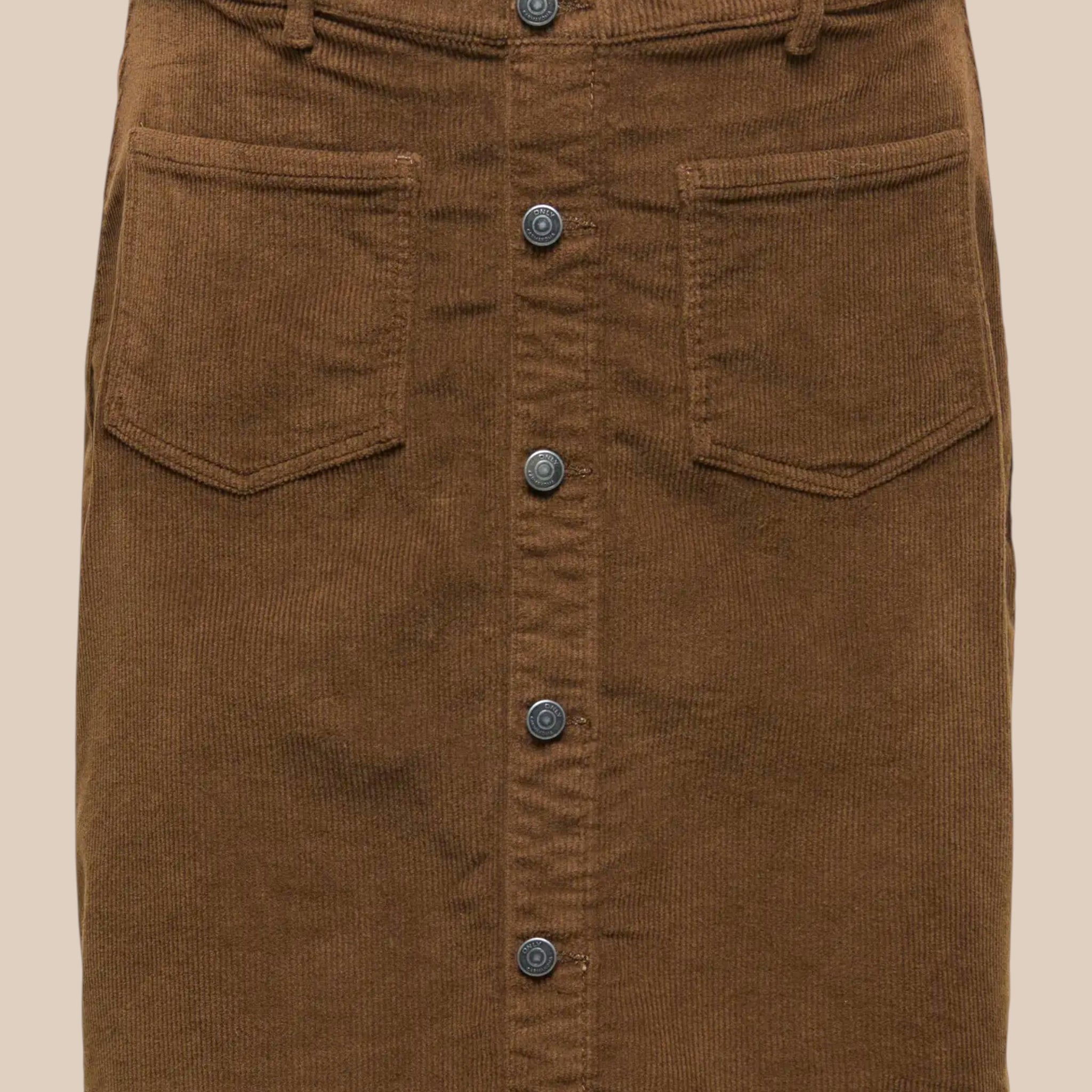 Smart plussize  fløjls kort nederdel fra only carmakoma vinter nederdel i den flotte camel farve,elastik i liv bagpå som gør den flexibel i livvidde.