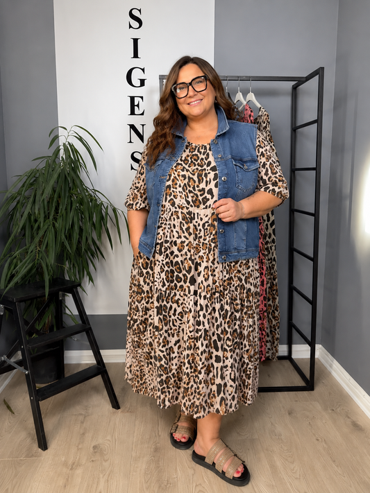 Lækker plus size denim vest som du vil elske. Den har det smarteste detaljer. Derudover er der massere af stræk. only carmakoma er smart kort vest ka noget.