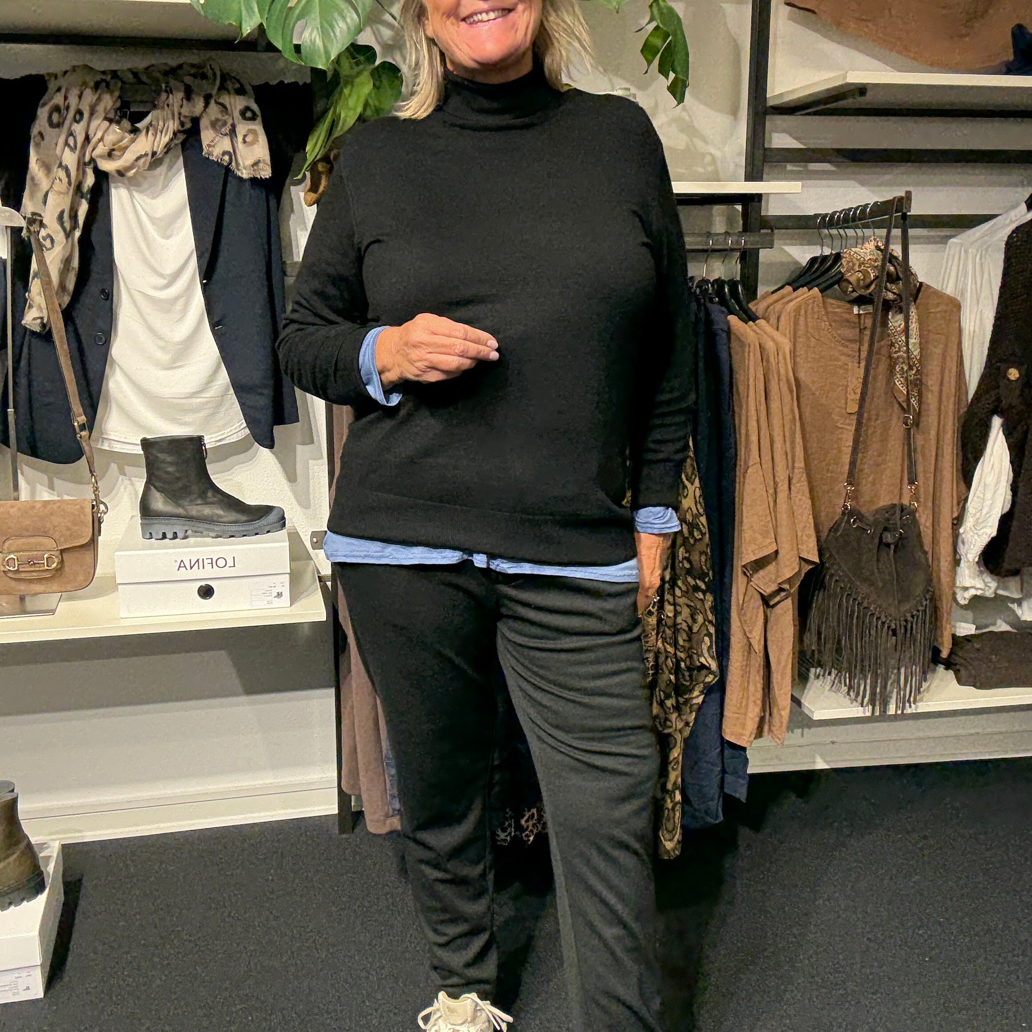 Rullekrave strik i sort dejlig blød kvalitet som sidder tæt ,jeg har sat en betty tshirt under i den lys blå. plussize strik pullover.