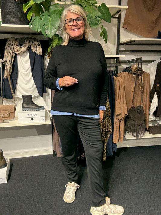 Rullekrave strik i sort dejlig blød kvalitet som sidder tæt ,jeg har sat en betty tshirt under i den lys blå. plussize strik pullover.