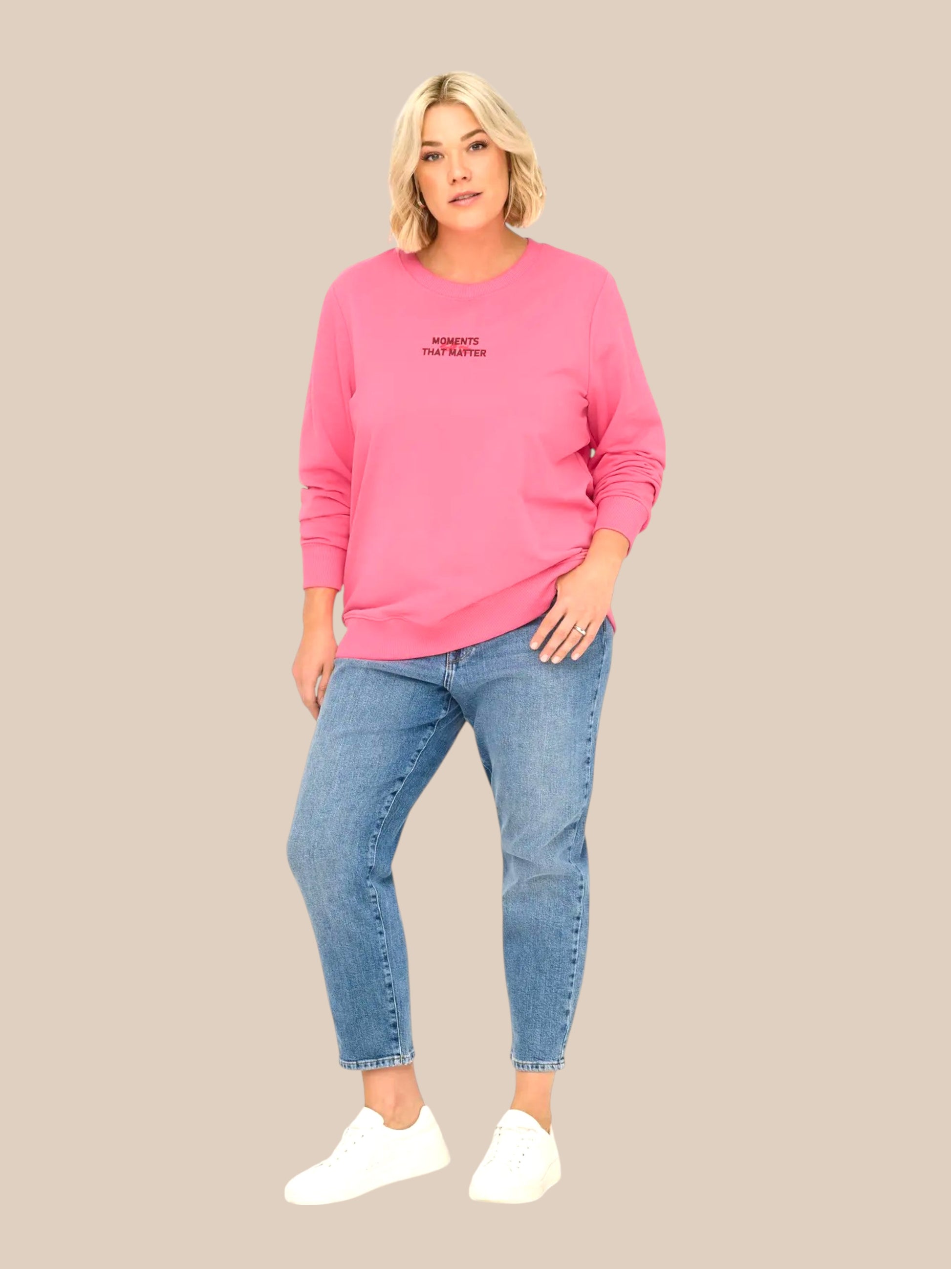 Only carmakoma sweatshirt plussize langt ærme rund i hals i 100 % bomuldmed tryk foran og bagpå blød dejlig overdel fra Sigensgaard.dk