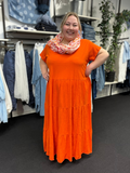 Lækker og lang bomuldskjole som er perfekt til plus size kvinden som leder efter en kjole der er alsidig. Den er fantastisk året rundt, men specielt i foråret og sommeren. Her ses den i orange.