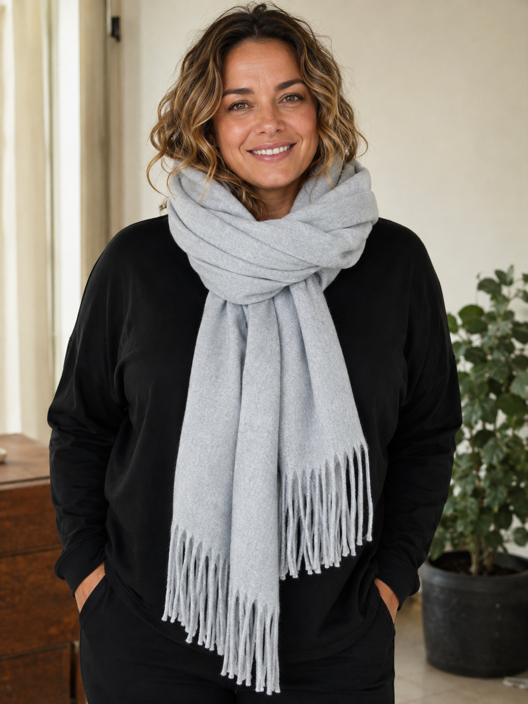 Smart tørklæde i en lækker kvalitet som er en blanding af cashmere, viskose og uld. Det kradser på ingen måde, og er perfekt til de kolde dage. 