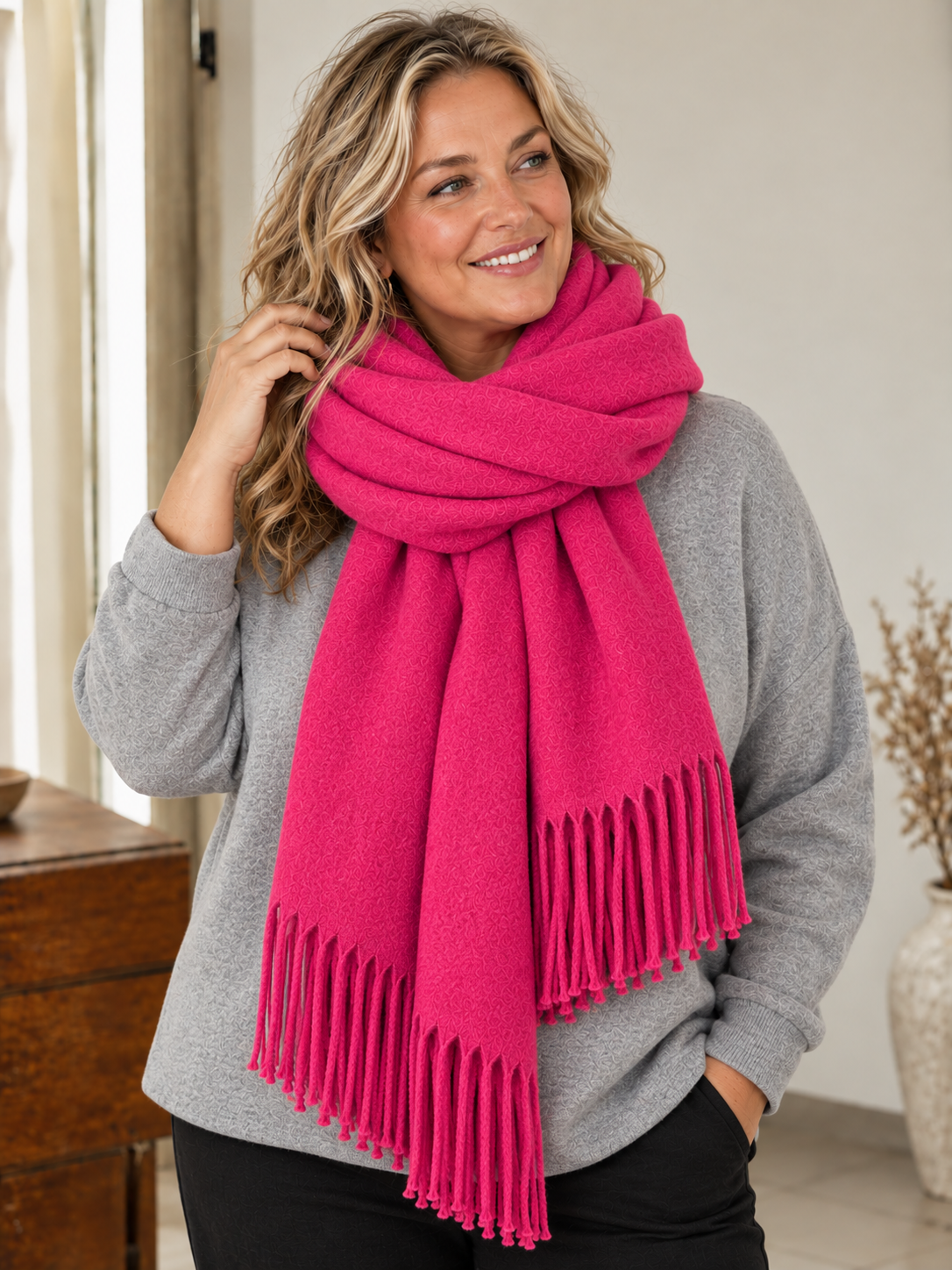 Smart tørklæde i en lækker kvalitet som er en blanding af cashmere, viskose og uld. Det kradser på ingen måde, og er perfekt til de kolde dage. 