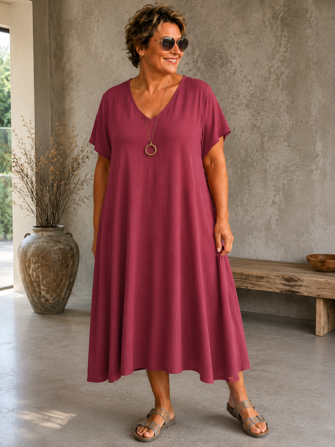 Smart plus size kjole til kvinden som elsker det enkle. Det er til dig som er vild med en basis style der fås i flere forskellige farver. 