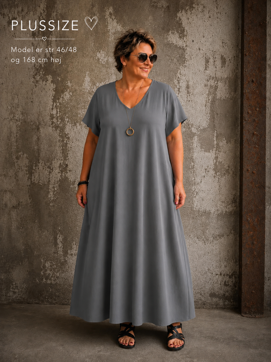 Smart plus size kjole til kvinden som elsker det enkle. Det er til dig som er vild med en basis style der fås i flere forskellige farver. 