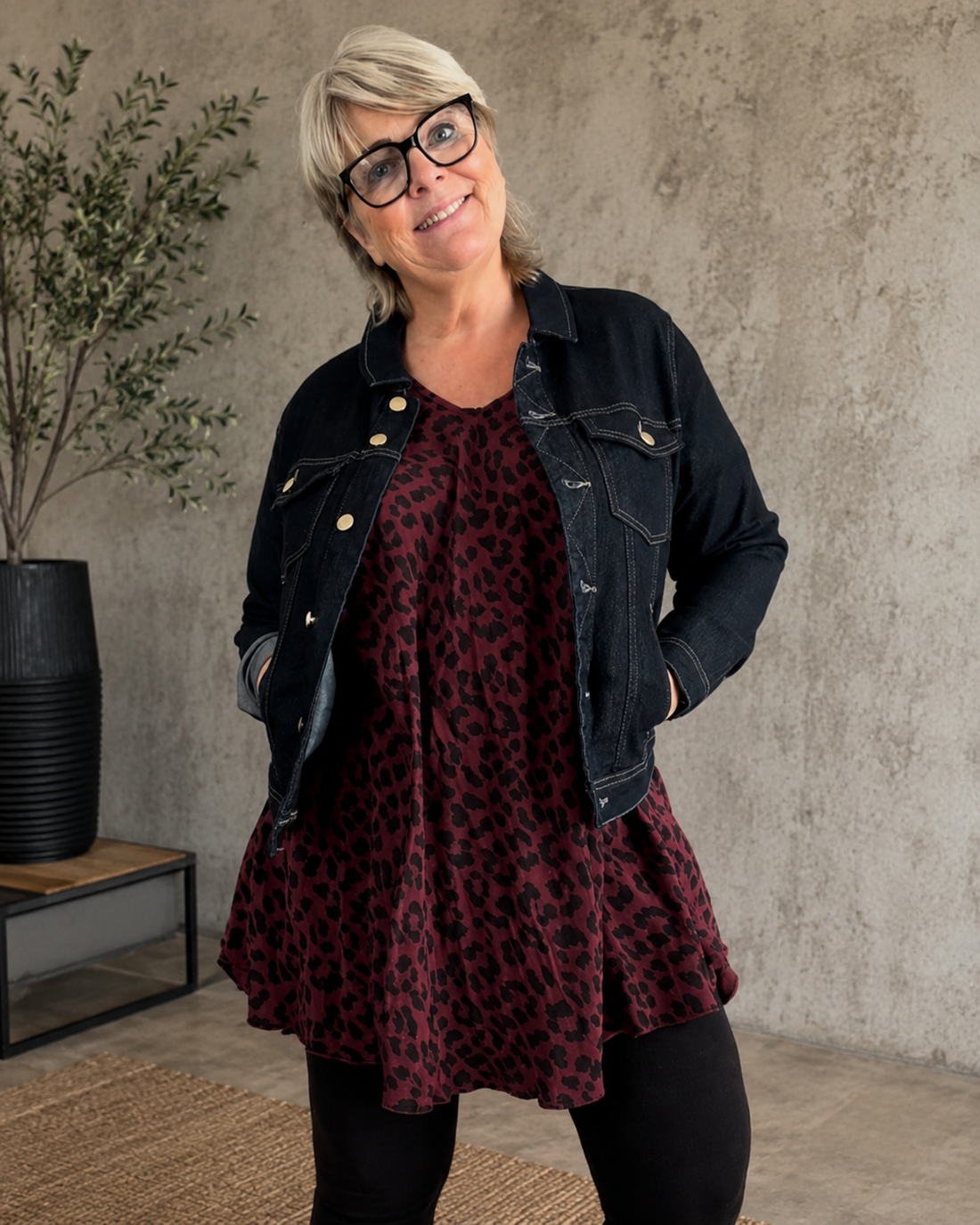 Smart Pernille Leopard Plussize T-shirt i blød viskose med flot A-facon og V-hals. Komfortabel pasform til plus size kvinder. Køb online hos Sigensgaard.dk.