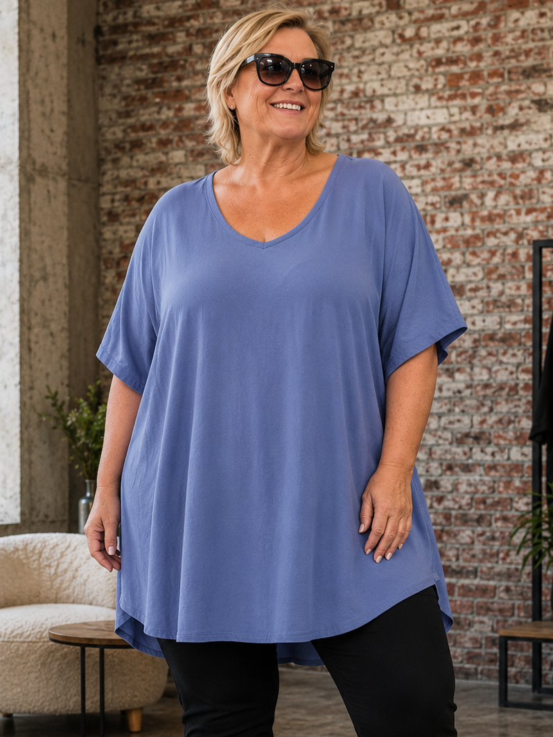 Pernille viskose T-shirt i A-shape med løs og luftig pasform, vist på model der er 168 cm høj og bruger størrelse 46/48. T-shirten er i en mørkebrun nuance og har korte, brede ærmer samt en flatterende V-hals, der giver et afslappet og feminint look. Den falder flot over kroppen og giver god bevægelsesfrihed, hvilket gør den ideel til både hverdag og komfortabel styling.

Billedet er genereret vha. AI-teknologi for at vise t-shirten på en person.
