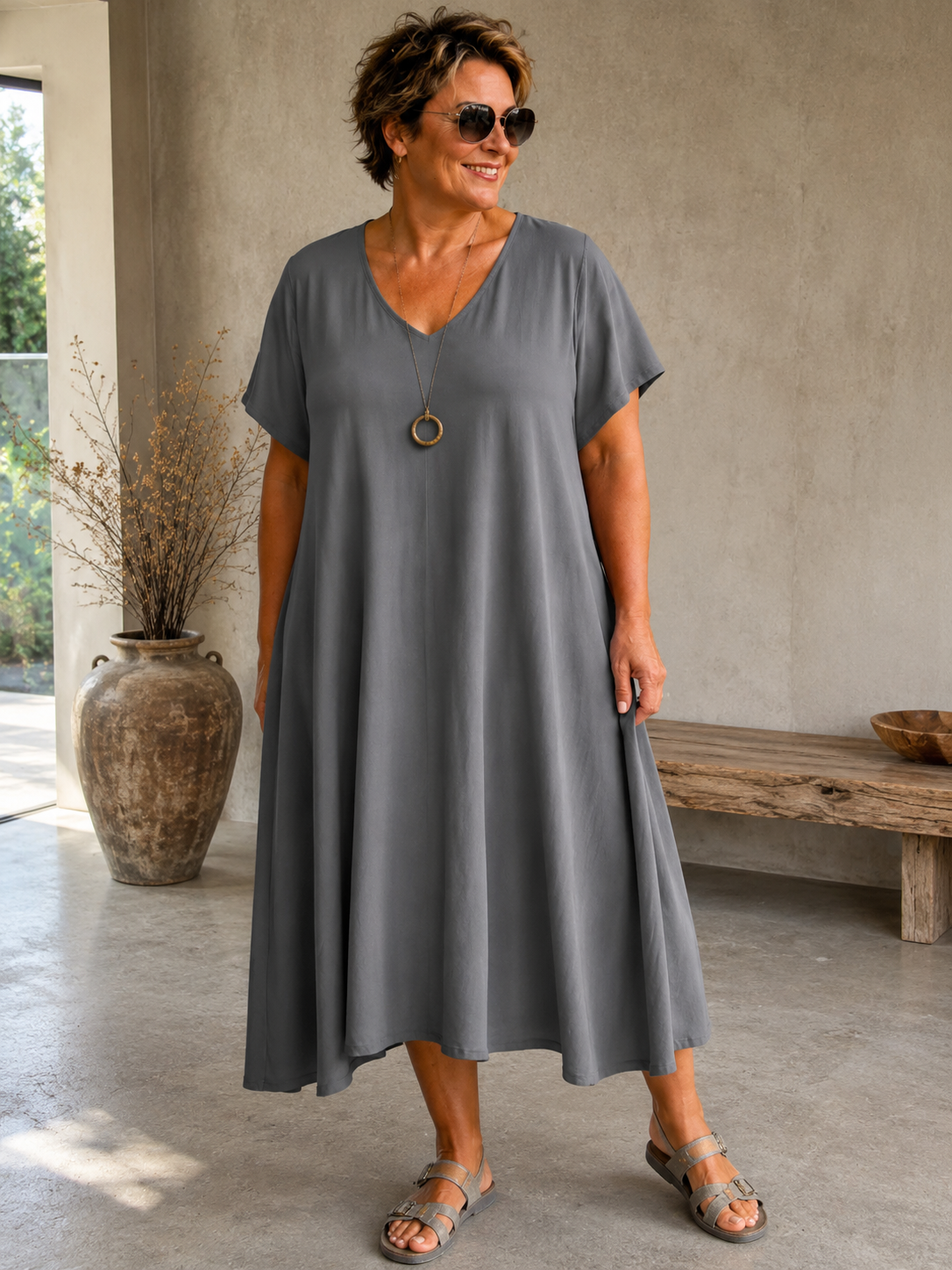 Smart plus size kjole til kvinden som elsker det enkle. Det er til dig som er vild med en basis style der fås i flere forskellige farver. 