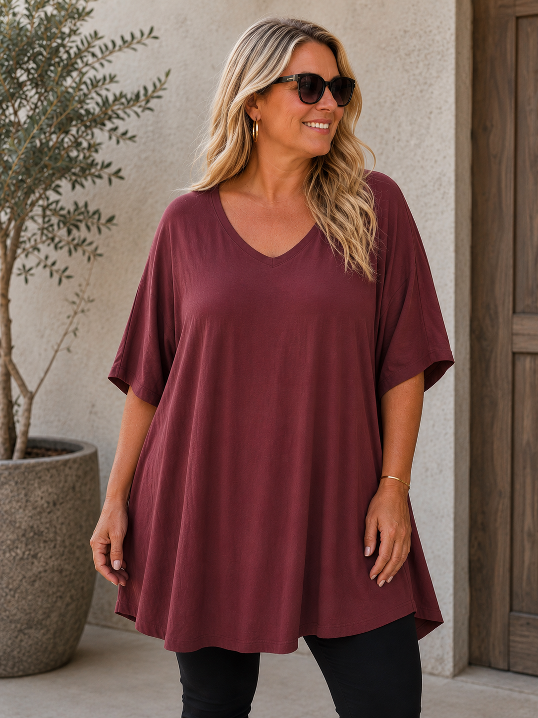 Pernille viskose T-shirt i A-shape med løs og luftig pasform, vist på model der er 168 cm høj og bruger størrelse 46/48. T-shirten er i en mørkebrun nuance og har korte, brede ærmer samt en flatterende V-hals, der giver et afslappet og feminint look. Den falder flot over kroppen og giver god bevægelsesfrihed, hvilket gør den ideel til både hverdag og komfortabel styling.

Billedet er genereret vha. AI-teknologi for at vise t-shirten på en person.