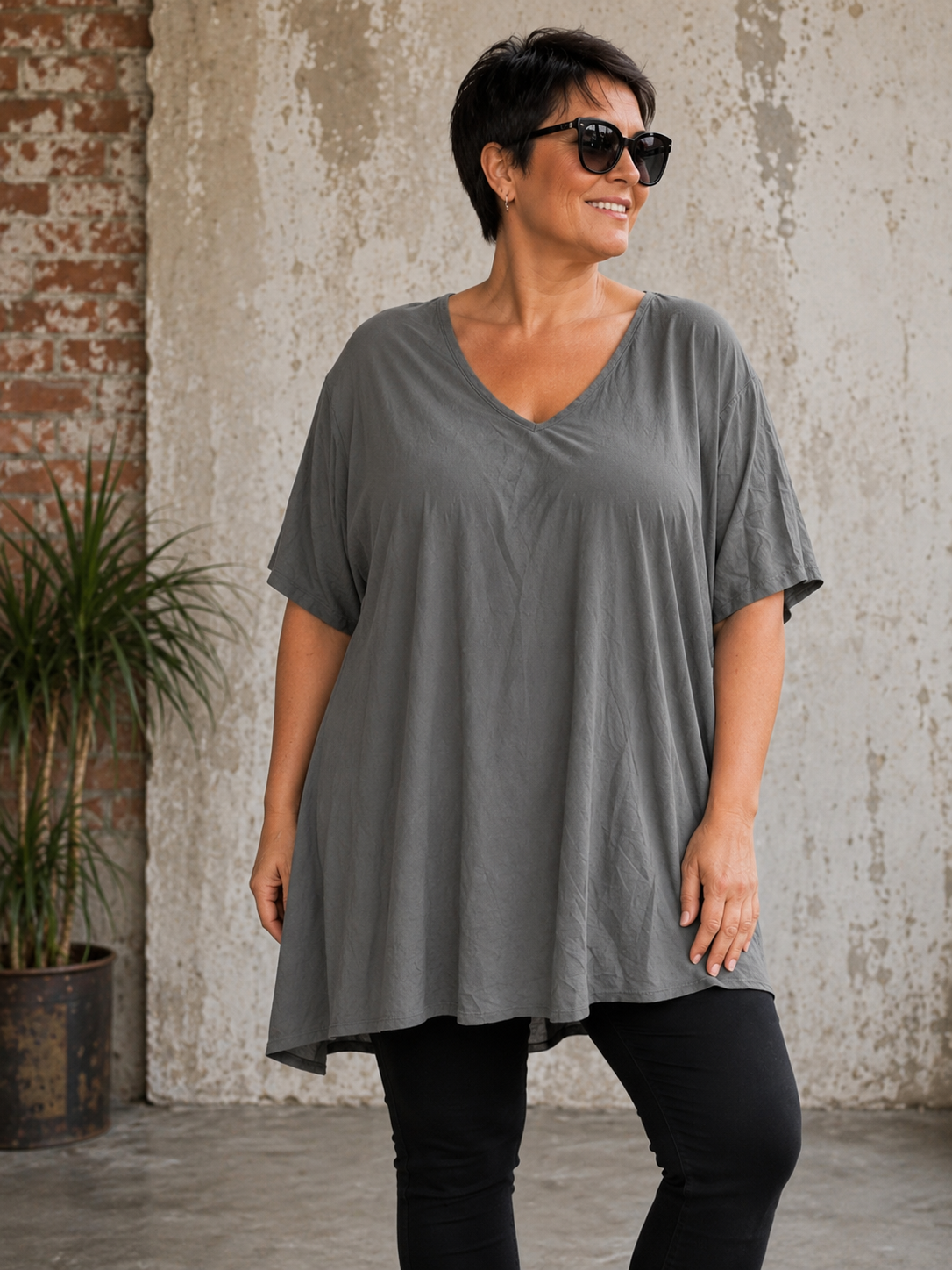 Pernille viskose T-shirt i A-shape med løs og luftig pasform, vist på model der er 168 cm høj og bruger størrelse 46/48. T-shirten er i en mørkebrun nuance og har korte, brede ærmer samt en flatterende V-hals, der giver et afslappet og feminint look. Den falder flot over kroppen og giver god bevægelsesfrihed, hvilket gør den ideel til både hverdag og komfortabel styling.

Billedet er genereret vha. AI-teknologi for at vise t-shirten på en person.