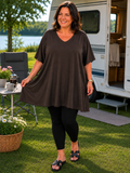 Pernille viskose T-shirt i A-shape med løs og luftig pasform, vist på model der er 168 cm høj og bruger størrelse 46/48. T-shirten er i en mørkebrun nuance og har korte, brede ærmer samt en flatterende V-hals, der giver et afslappet og feminint look. Den falder flot over kroppen og giver god bevægelsesfrihed, hvilket gør den ideel til både hverdag og komfortabel styling.

Billedet er genereret vha. AI-teknologi for at vise t-shirten på en person.
