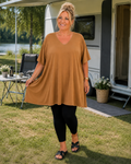 Pernille viskose T-shirt i A-shape med løs og luftig pasform, vist på model der er 168 cm høj og bruger størrelse 46/48. T-shirten er i en mørkebrun nuance og har korte, brede ærmer samt en flatterende V-hals, der giver et afslappet og feminint look. Den falder flot over kroppen og giver god bevægelsesfrihed, hvilket gør den ideel til både hverdag og komfortabel styling.

Billedet er genereret vha. AI-teknologi for at vise t-shirten på en person.