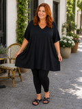 Pernille viskose T-shirt i A-shape med løs og luftig pasform, vist på model der er 168 cm høj og bruger størrelse 46/48. T-shirten er i en mørkebrun nuance og har korte, brede ærmer samt en flatterende V-hals, der giver et afslappet og feminint look. Den falder flot over kroppen og giver god bevægelsesfrihed, hvilket gør den ideel til både hverdag og komfortabel styling.

Billedet er genereret vha. AI-teknologi for at vise t-shirten på en person.