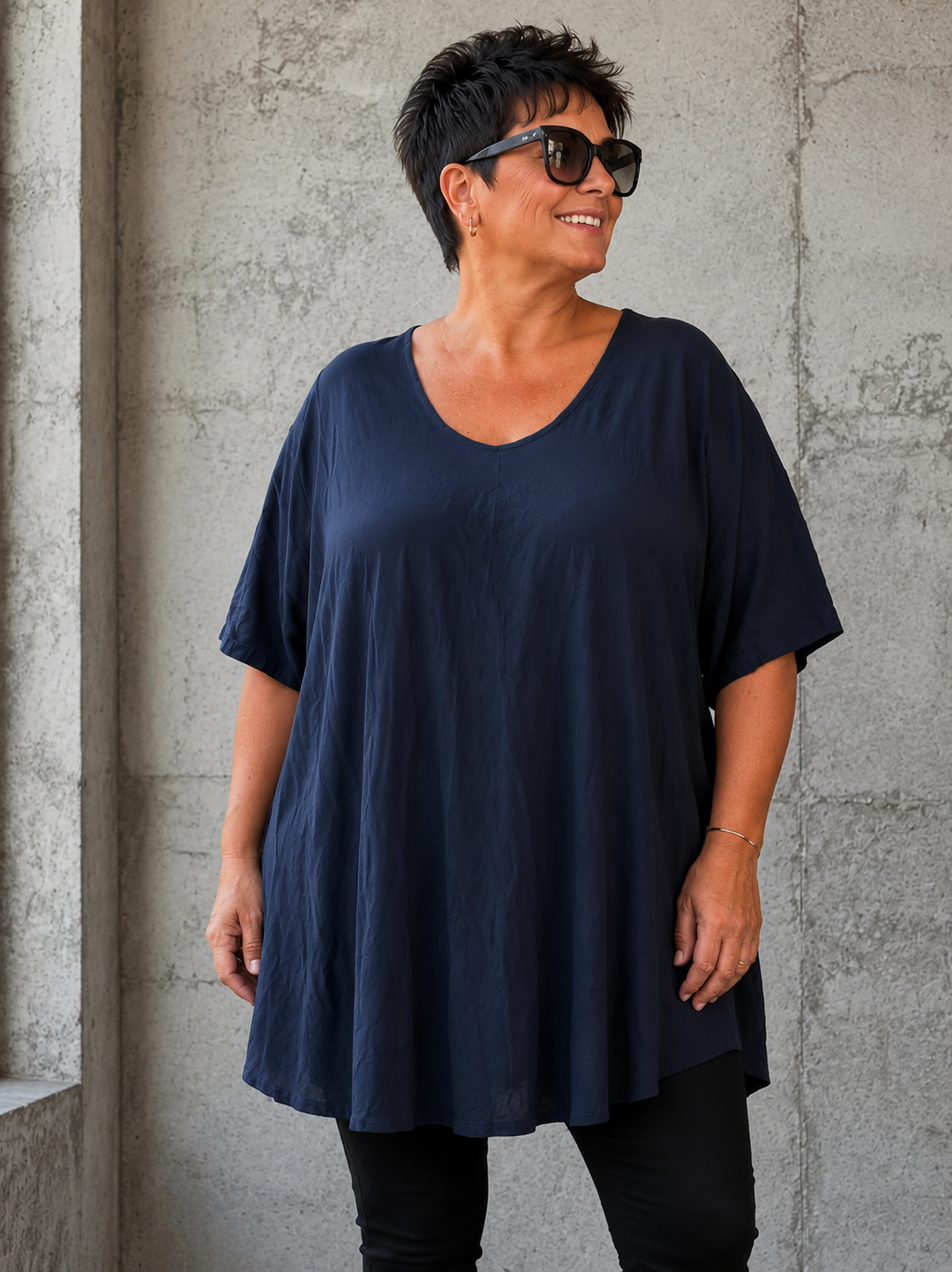 Pernille viskose T-shirt i A-shape med løs og luftig pasform, vist på model der er 168 cm høj og bruger størrelse 46/48. T-shirten er i en mørkebrun nuance og har korte, brede ærmer samt en flatterende V-hals, der giver et afslappet og feminint look. Den falder flot over kroppen og giver god bevægelsesfrihed, hvilket gør den ideel til både hverdag og komfortabel styling.

Billedet er genereret vha. AI-teknologi for at vise t-shirten på en person.