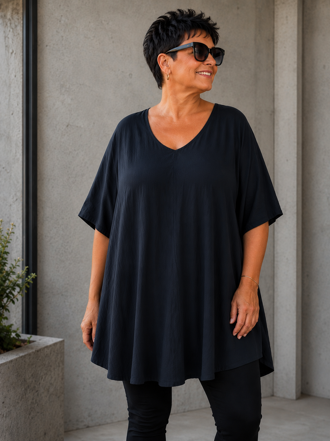 Pernille viskose T-shirt i A-shape med løs og luftig pasform, vist på model der er 168 cm høj og bruger størrelse 46/48. T-shirten er i en mørkebrun nuance og har korte, brede ærmer samt en flatterende V-hals, der giver et afslappet og feminint look. Den falder flot over kroppen og giver god bevægelsesfrihed, hvilket gør den ideel til både hverdag og komfortabel styling.

Billedet er genereret vha. AI-teknologi for at vise t-shirten på en person.